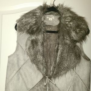 SOLD Suede-like Faux Fur Collared Vest🏷